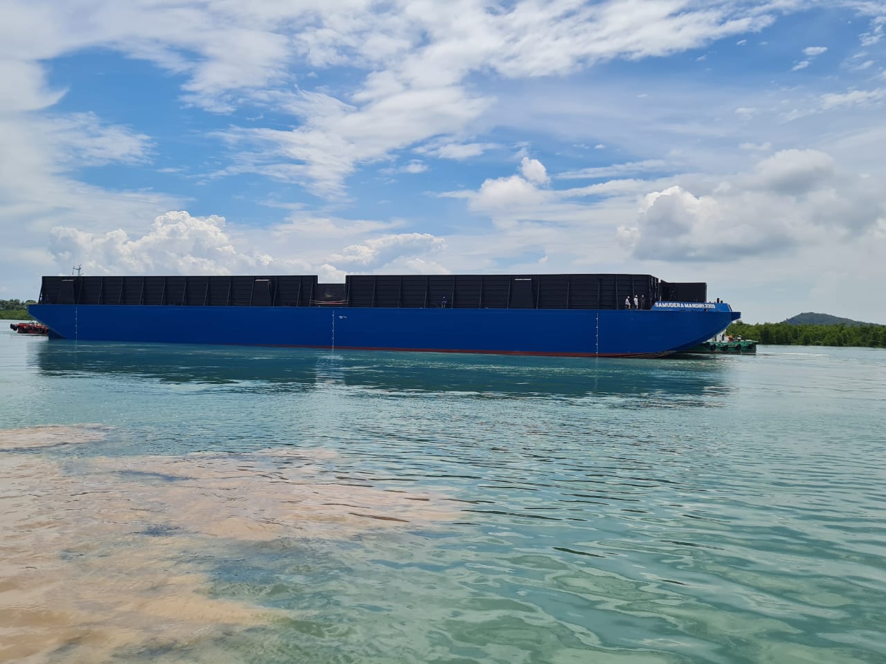Tug & Barge 300 ft